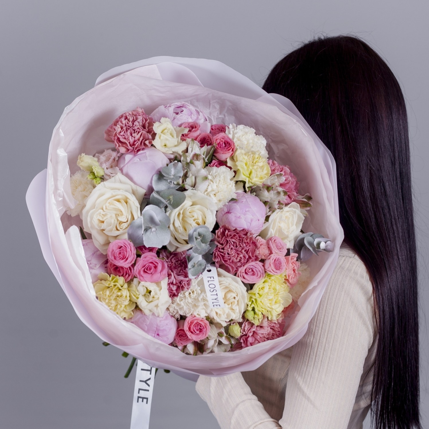 sbornyj kruglyj buket s pionami i pionovidnoj rozoj 7